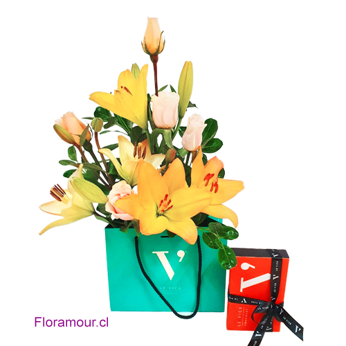Arreglo Mediano en bolsa decorativa humectada con Liliums, Rosas y Caja de 8 Bombones chocolates Le Vice